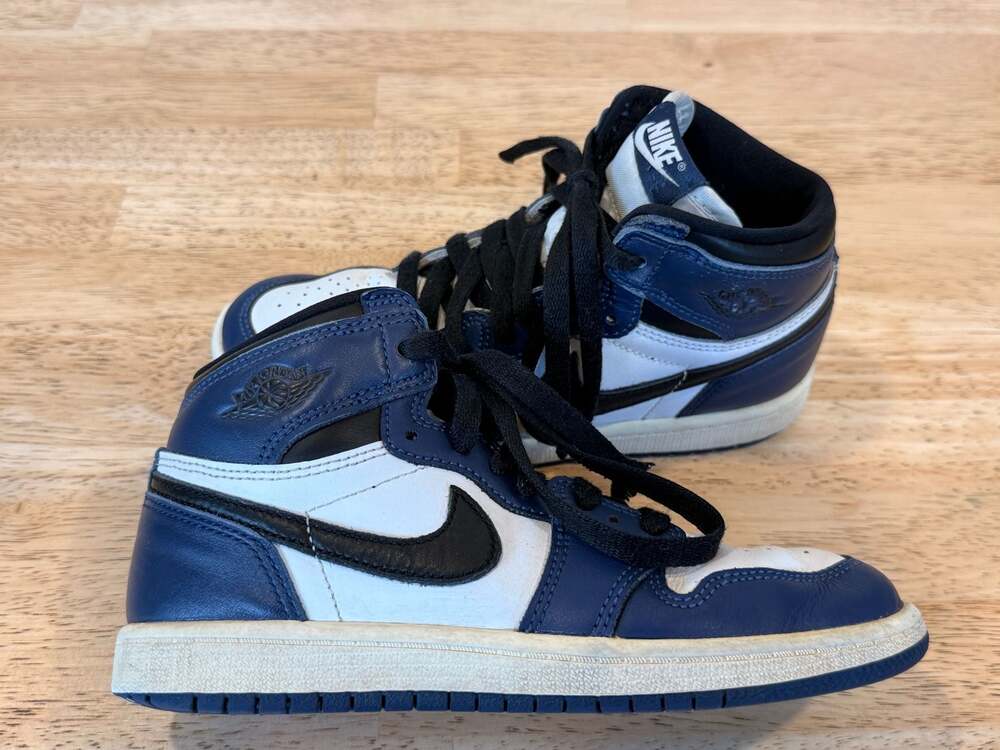 Air Jordan 1 Retro High OG 'Midnight Navy' Sneakers kids Size 2Y